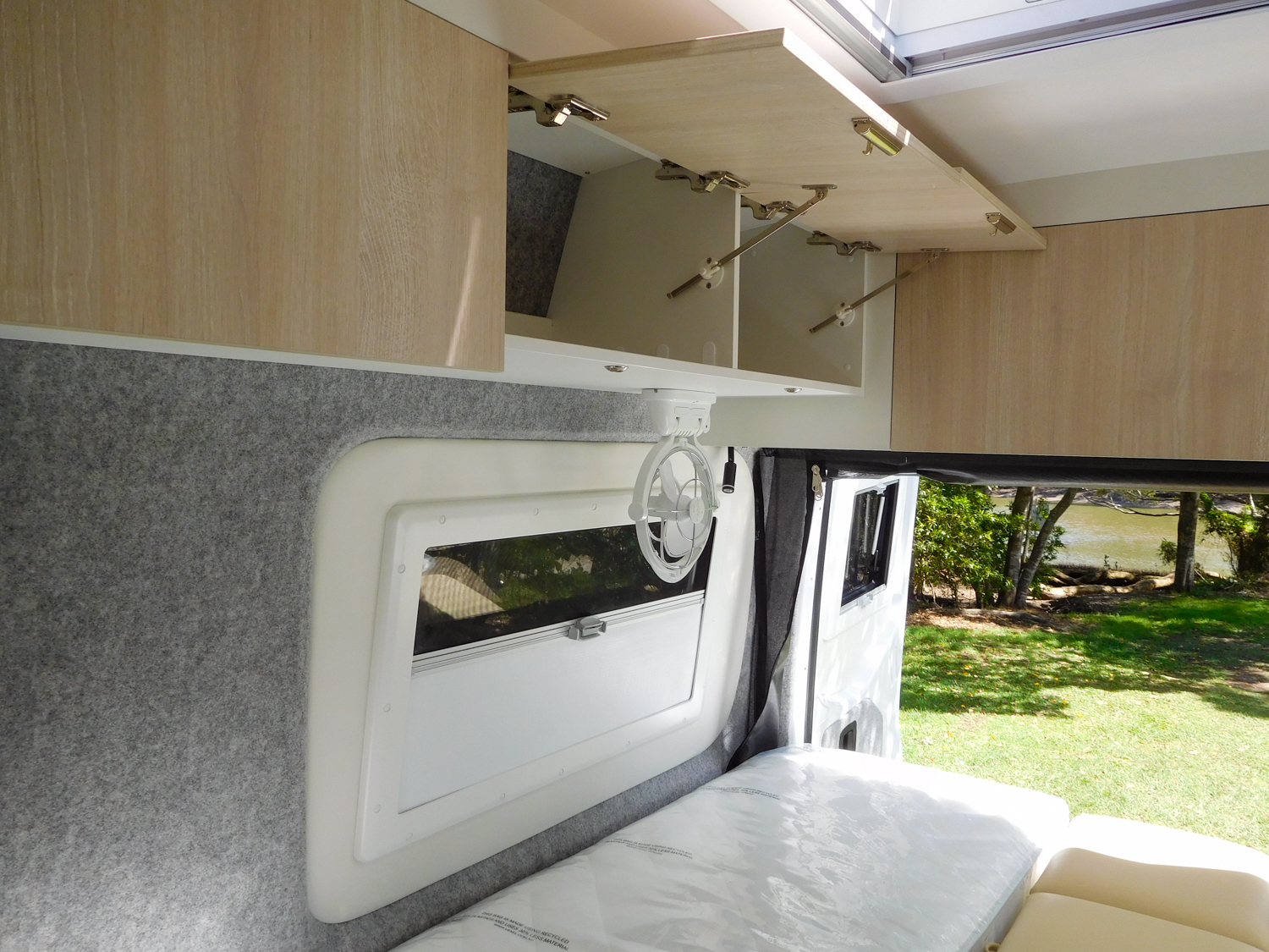 Wattle 9240-Horizon-Motorhomes-07